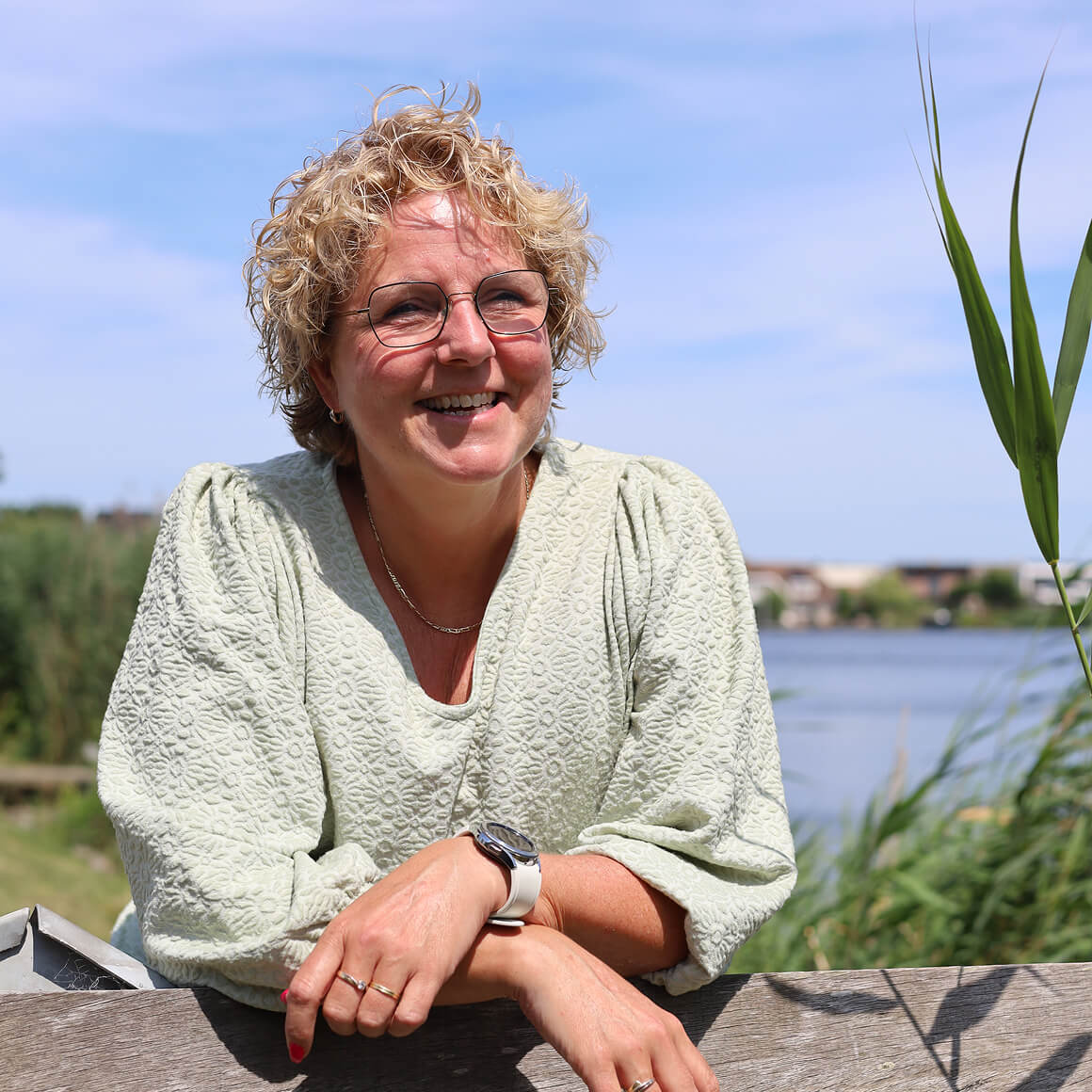Jenny de Haas bij het water